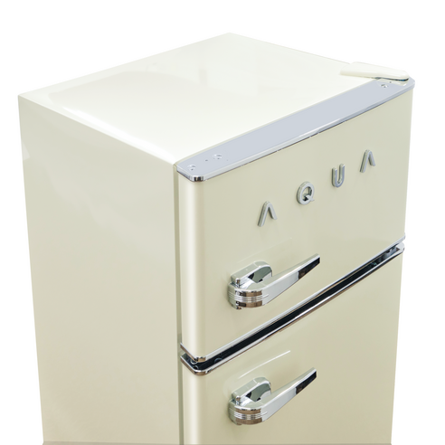 복고적인 매력과 현대적인 기능을 완벽하게 조화시킨 하이얼 AQUA 미드센츄리모던 클래식 3D 크롬 로고 레트로 냉장고 82L