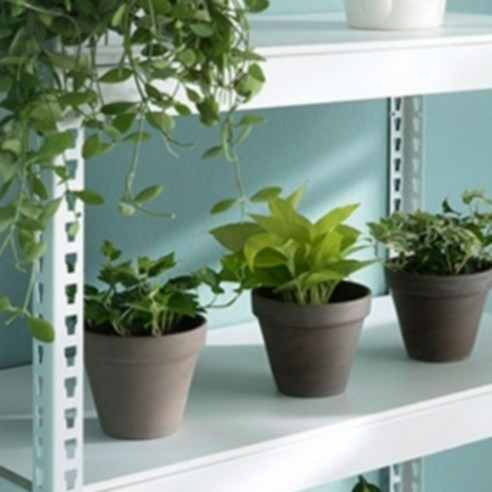 가정과 사무실 공간을 단정하고 조직적으로 정리하는 데 이상적인 다목적, 모던한 선반 솔루션