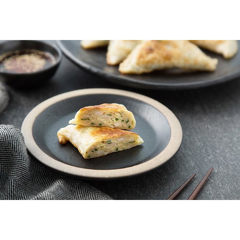 오뚜기 XO통새우 군만두: 바삭한 만두피 속 탱탱한 새우가 큼지막하게