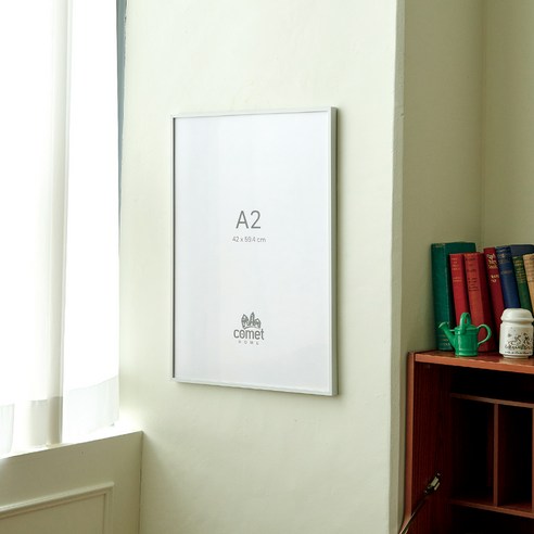 심플한 디자인으로 공간에 특별함을 더하는 코멧 홈 알루미늄 액자 A2