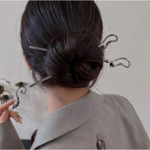 은빛 물결이 머리 위로, 젤루나 비녀로 완성하는 우아한 아름다움