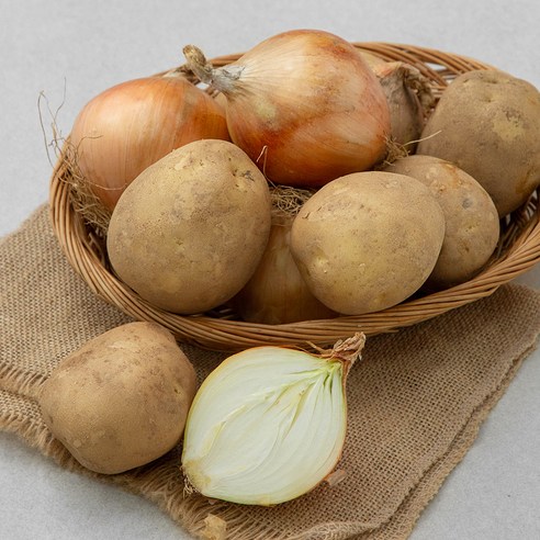 국내산 친환경 감자&양파, 2.4kg, 1개이라는 상품의 현재 가격은 8,990입니다.