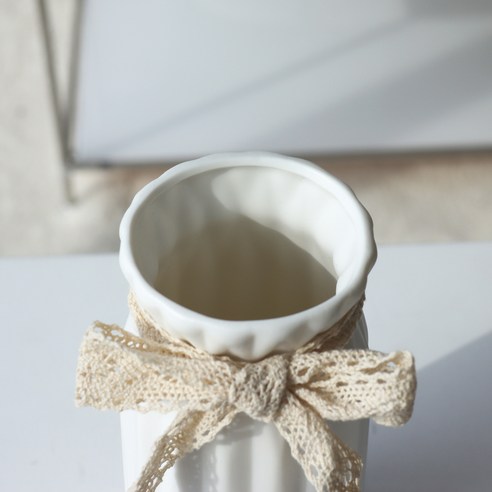 세심한 장인 정신으로 제작된 우유 같은 우아함의 하루의 공간 우유 원형 도자기