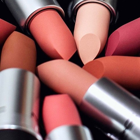 맥 레트로 매트 립스틱은 매트한 발림성과 다양한 컬러로 입술을 돋보이게 만들어주는 제품