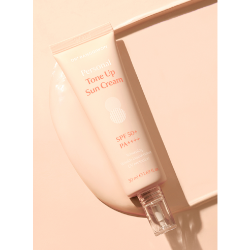 피부 톤을 아름답게 밝혀주고 자외선으로부터 보호하는 닥터방기원 베이지 웜톤 톤업 선크림