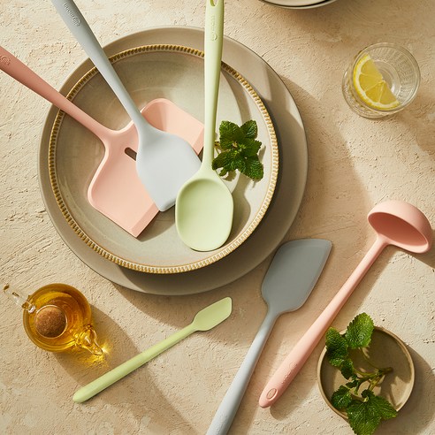 섬세한 아름다움으로 식탁을 물들이는 실리만 센츄리가든 잼스푼 애쉬 바이올렛