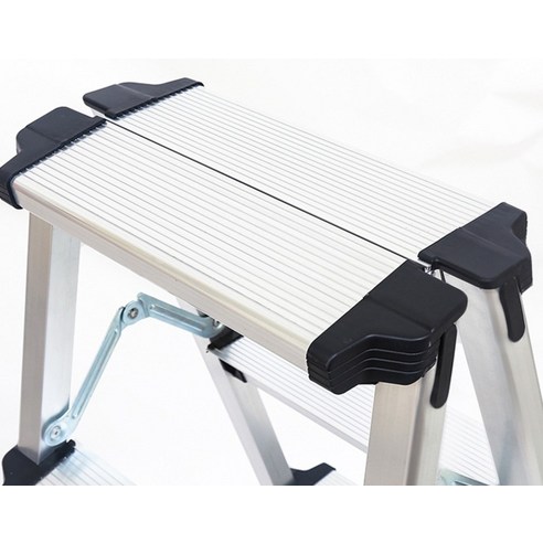 좁은 공간, 불안한 의자 대신 마메 경량안전발판 3단사다리로 안전과 편리함을 한번에!