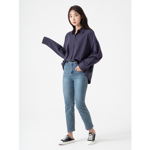 루즈한 핏과 여리여리한 실루엣을 완성하는 여성용 오버사이즈 셔츠