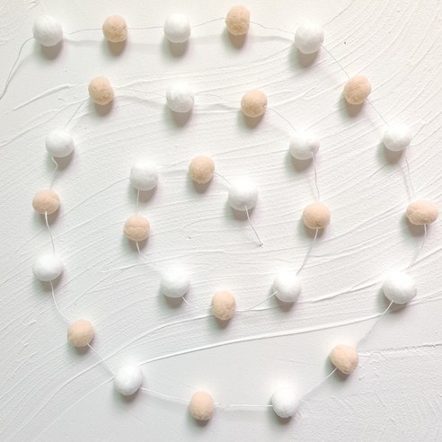 셀레네 마카롱 폼폼 가랜드 one size, 화이트 베이지, 2개