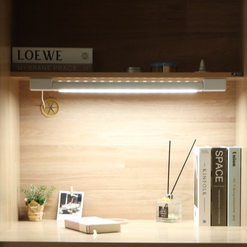 책상 위를 밝히고 눈의 피로를 줄이는 조절 가능한 아이클 독서실 책상 LED 스탠드