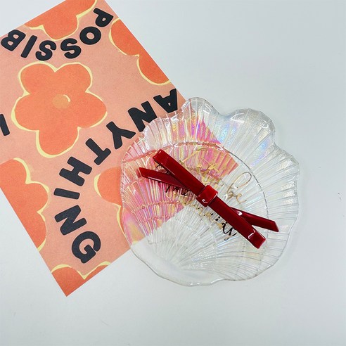 우아함과 발랄함을 동시에 품은 헤어핀