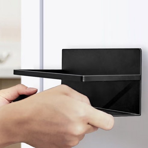 냉장고 문 공간을 효과적으로 활용하여 보관 공간을 늘리는 자석 부착 선반