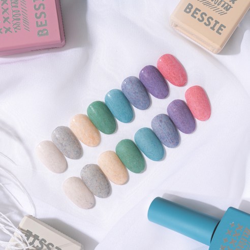 BESSIE 컬러 젤네일 화이트 컬렉션으로 손끝에 섬세한 아름다움을 더하세요.