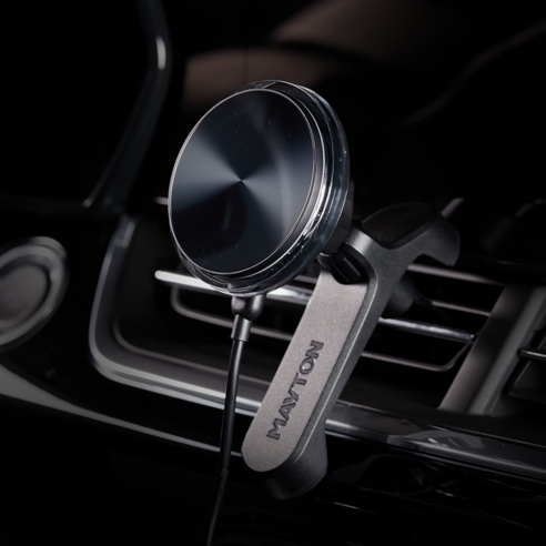 메이튼 맥세이프 차량용 핸드폰 거치대는 고속 무선 충전과 강력한 자석을 특징으로 하는 제품입니다.