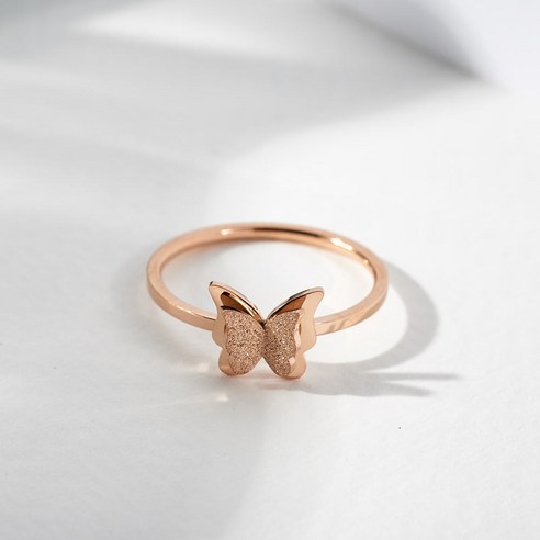 노이드비 여성용 써지컬스틸 나비 반지로 손가락의 우아함을 표현하세요.