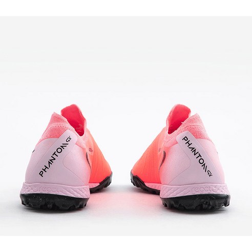 나이키 팬텀 GX 2 프로: 코트 위 예술가의 발, 섬세한 터치와 폭발적인 움직임을 위한 완벽한 조화