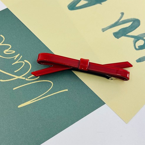 우아함과 발랄함을 동시에 품은 헤어핀