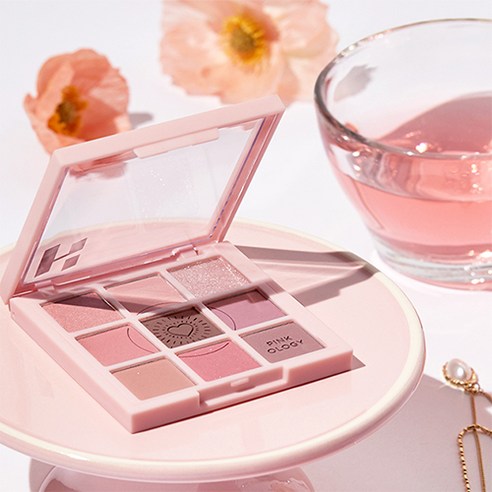 핑크빛 생기로 칙칙한 얼굴에 화사함을 더하다