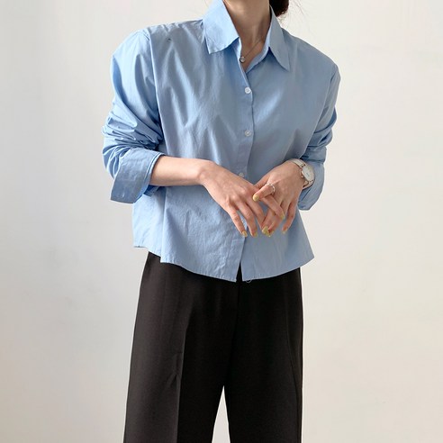 편안한 핏과 부드러운 소재가 매력적인 보에리에 여성용 루즈핏 세미 크롭 셔츠