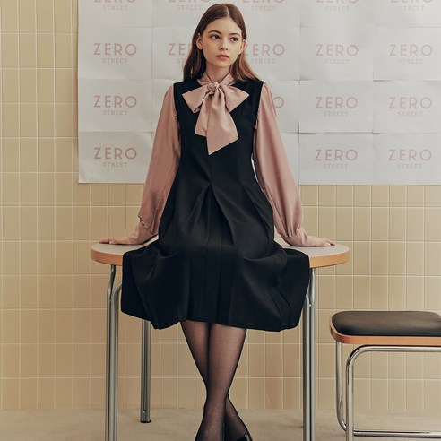 플리츠와 라인의 우아함이 만나는 세련된 원피스