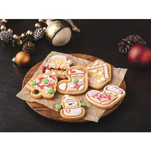 아몬드 크리스마스 데코키트 쿠키는 쿠키를 구울 필요 없이 알록달록한 데코펜으로 꾸미는 키트입니다.