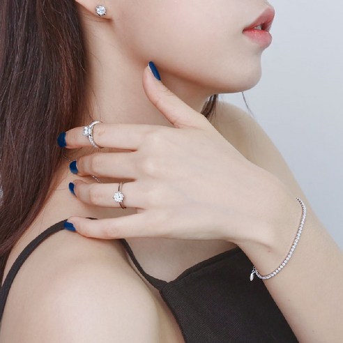 빛나는 순은 테니스 팔찌로 손목에 반짝임을 더해주세요