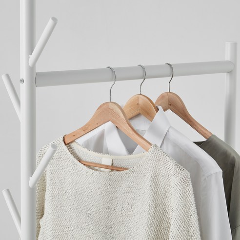 공간 활용의 마법, 한샘 멀티 행거 화이트로 꿈의 드레스룸을 완성하세요.