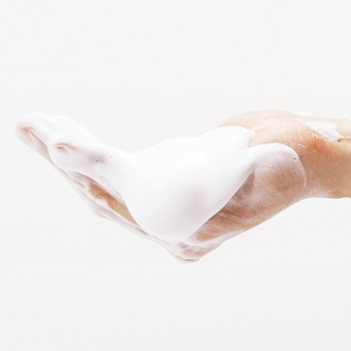 피토니끄 플로럴 머스크 바디워시로 텁텁함 없이 향기로운 하루를 시작하세요.