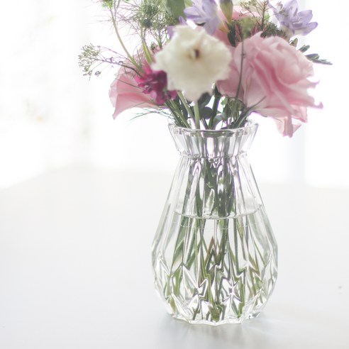 아이엠블룸 크리스탈 쿠쿠르 꽃병은 예쁜 디자인과 투명한 색상으로 공간을 화사하게 만들어줍니다.