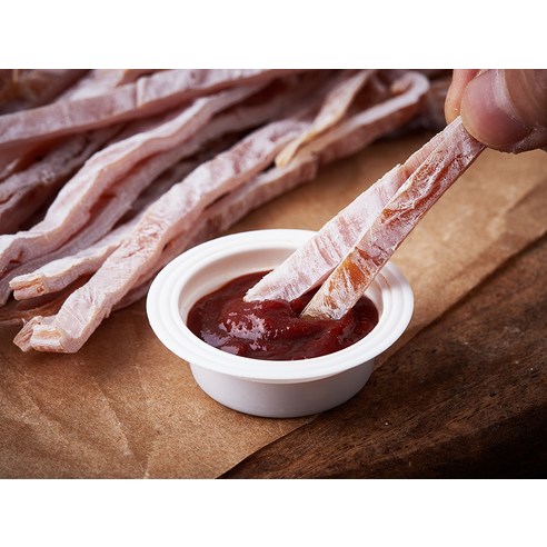 쫄깃하고 감칠맛나는 마른오징어 스틱을 매콤한 고추장과 함께 즐기세요.