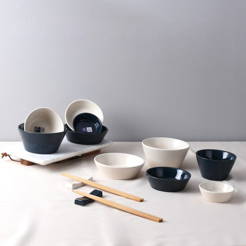 우아함과 실용성을 겸비한, 55% 할인된 4인 가족의 행복한 식탁