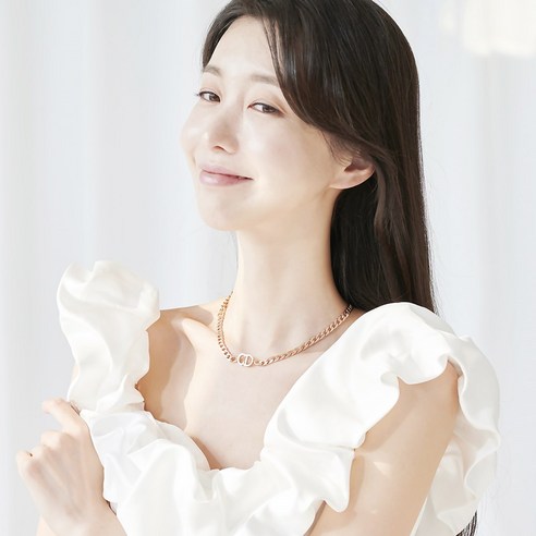 써지컬스틸 이니셜 초커로 개성과 세련미를 표현하세요.