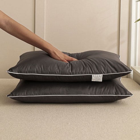 소하임 호텔용 통 물세탁 베개 2p는 고급스러운 그레이계열의 단색(무지) 디자인으로, 폴리에스테르 재질의 내구성이 강한 제품입니다.