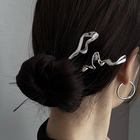 은빛 물결이 머리 위로 춤춘다: 젤루나 실버 블랙 메탈 웨이브 올림머리 비녀 2종 세트 LH-124 탐미적 리뷰 비녀