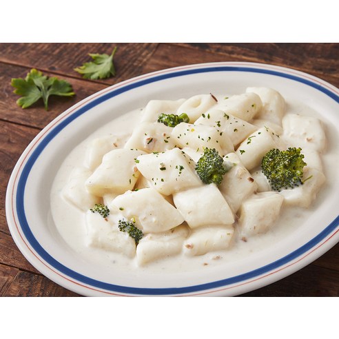 간편함과 풍미, 특별한 날을 위한 HOMESTAURANT 베이컨 까르보나라 떡볶이 밀키트