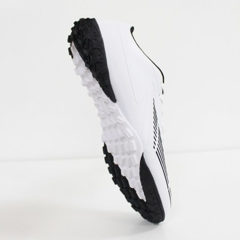 써머텍트 위너스코어 TF 풋살화: 인조잔디에서 우뚝 서는 품격