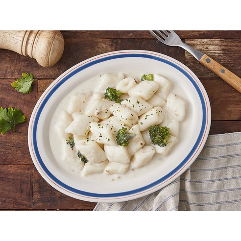 간편함과 풍미, 특별한 날을 위한 HOMESTAURANT 베이컨 까르보나라 떡볶이 밀키트