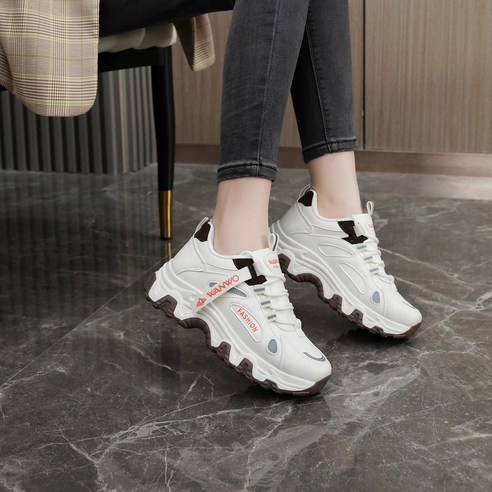 에세로 통굽 운동화, 숨겨진 5cm를 찾아 자신감과 편안함을 더하다.