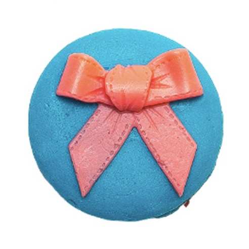 손수 만든 달콤한 마카롱과 뚱카롱 캔들로 방에 따뜻함과 스타일을 더하세요.