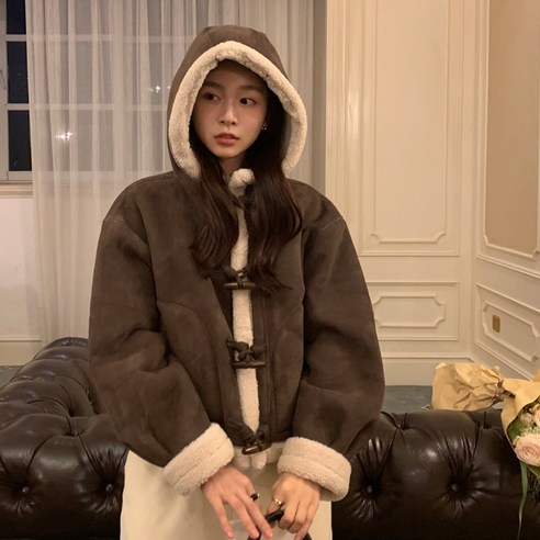 독특한 디자인과 특징을 가지고 있는 센느 떡볶이 단추 후드 뽀글이 퍼 스웨이드 크롭 숏 무스탕 자켓
