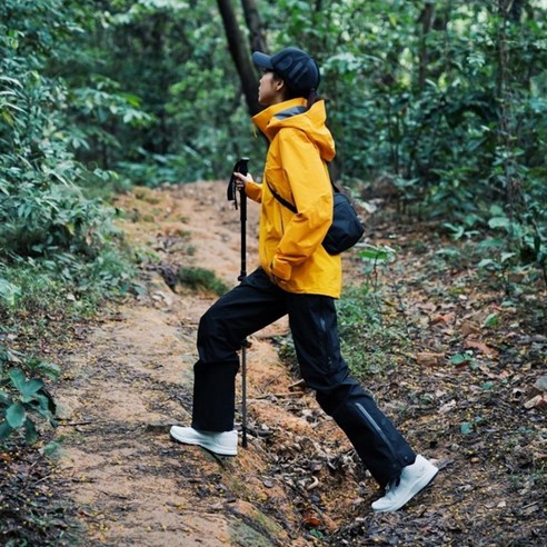 가볍게 떠나는 당신의 일상, 아크테릭스 맨티스 크로스백 하나면 충분해!