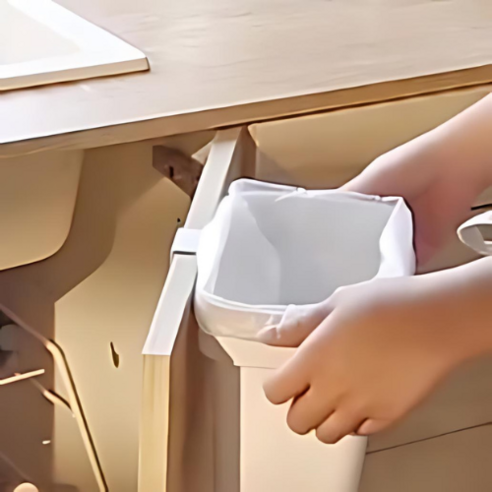 주방 공간을 최적화하는 다목적 걸이형 쓰레기통