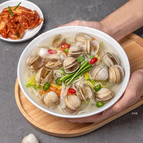 바다 향 가득한 동죽칼국수로 캠핑의 낭만을 더하세요.