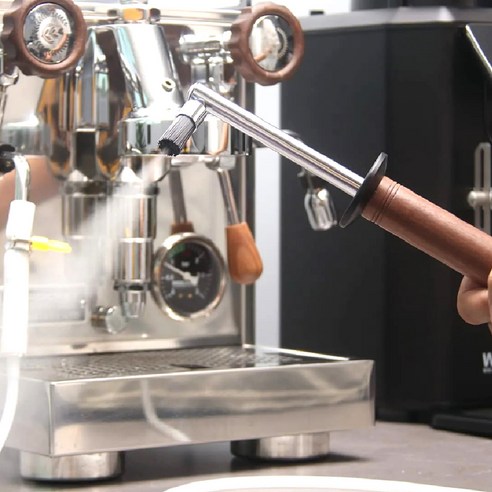 커피머신 관리의 새로운 기준, 2미터의 강력한 세척력