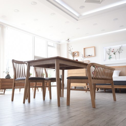 고급스러운 원목 식탁으로 특별한 순간을 만끽하세요