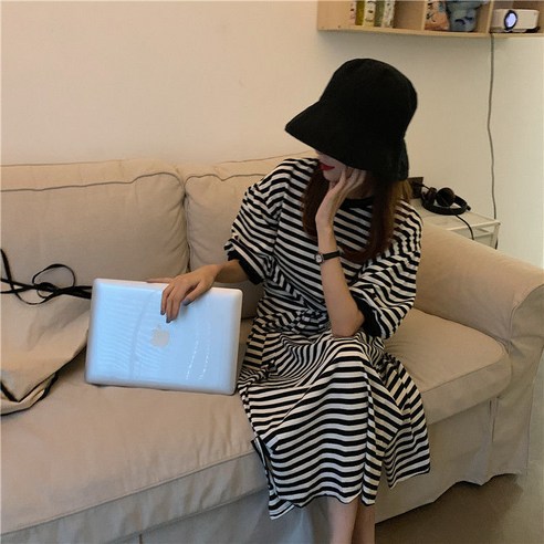 여름의 숨결을 불어넣는 넉넉하고 세련된 스트라이프 원피스