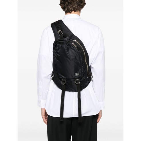 스타일과 실용성을 모두 잡은 꼼데가르송 옴므 x 포터 버클 백팩