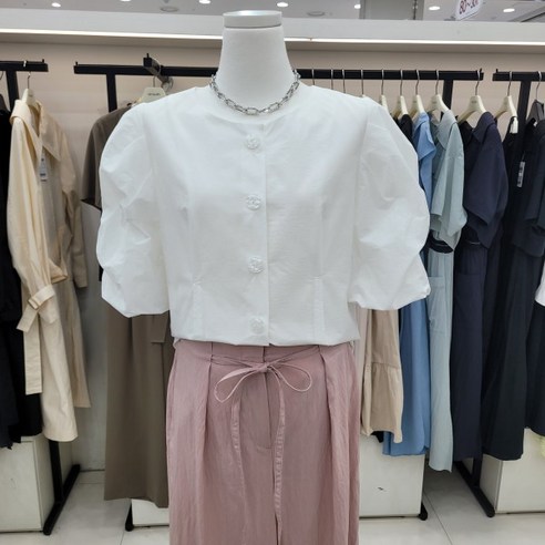 [온앤온] 퍼프볼륨소매 단추버튼 숏블라우스 njw3mb5110