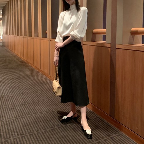 다양한 스타일을 연출하는 고퀄리티 새틴 블라우스