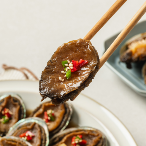 싱싱한 완도 전복을 풍부한 간장 소스에 담은 최상의 맛